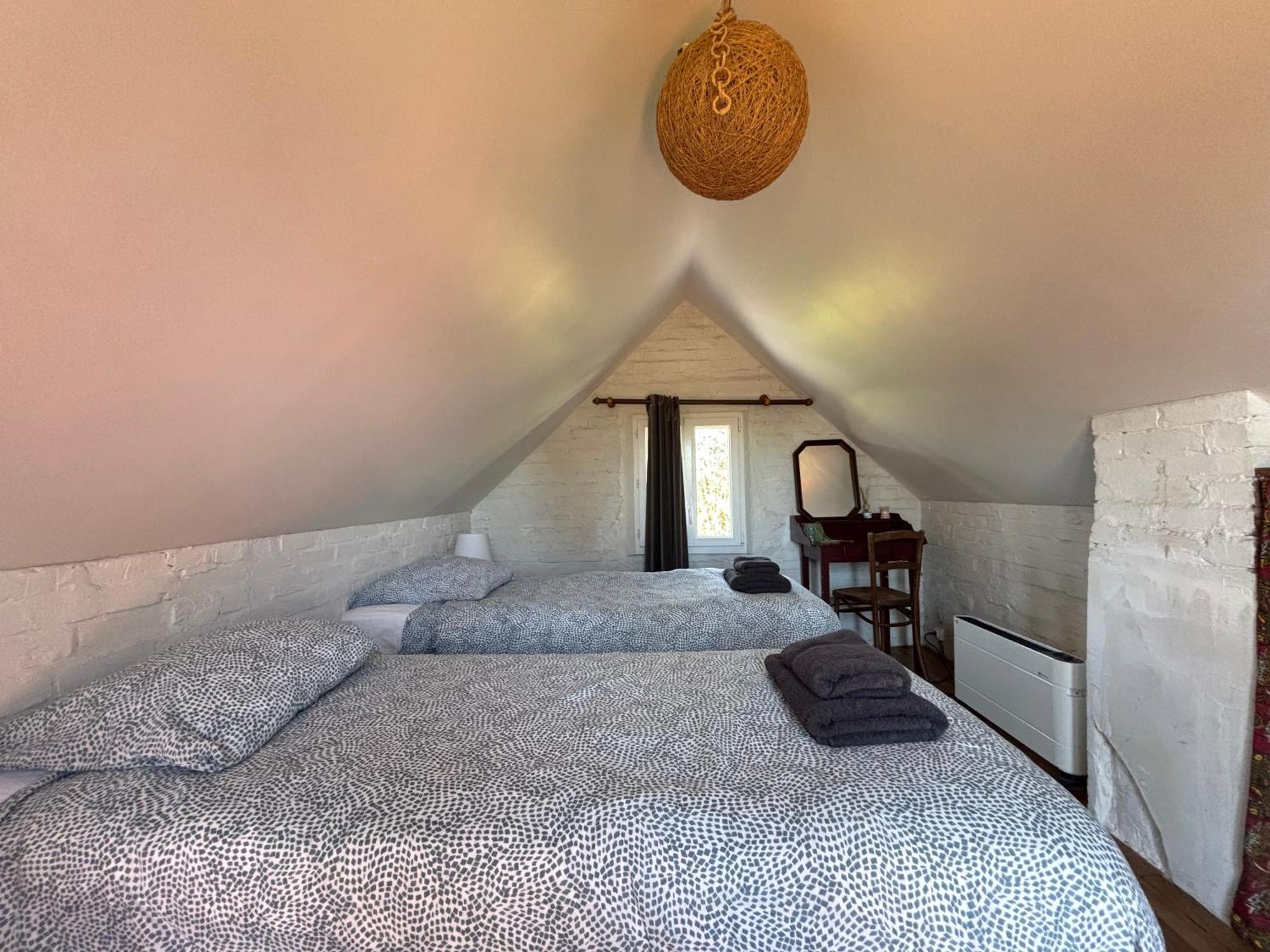 Maison De Campagne Lumineuse Spacieuse Dans Impasse Au Calme A Proximite D'Un Chateau Deux Verandas Grand Jardin Cabane Pour Velos, Pres Port En Bessin Et Bayeux, Proche Plages Du Debarquement Commes Exterior photo