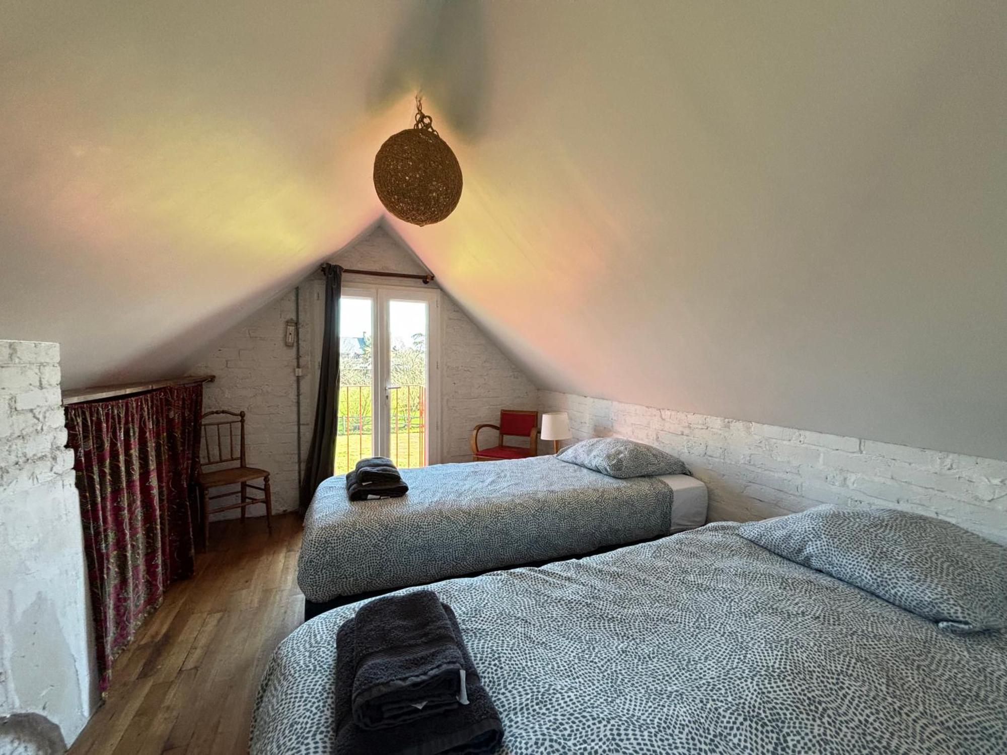 Maison De Campagne Lumineuse Spacieuse Dans Impasse Au Calme A Proximite D'Un Chateau Deux Verandas Grand Jardin Cabane Pour Velos, Pres Port En Bessin Et Bayeux, Proche Plages Du Debarquement Commes Exterior photo