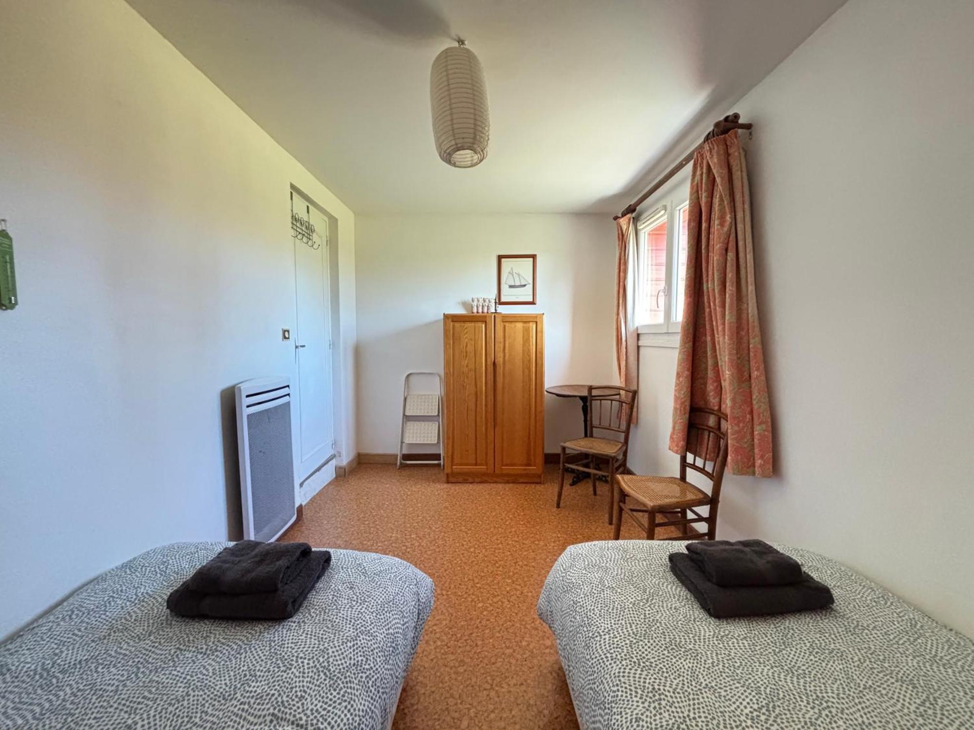 Maison De Campagne Lumineuse Spacieuse Dans Impasse Au Calme A Proximite D'Un Chateau Deux Verandas Grand Jardin Cabane Pour Velos, Pres Port En Bessin Et Bayeux, Proche Plages Du Debarquement Commes Exterior photo